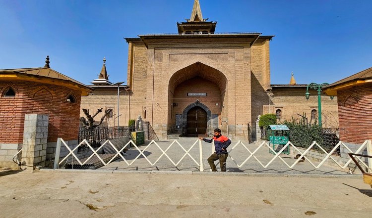 श्रीनगर की जामा मस्जिद में लगातार छठी बार ईद की नमाज़ पढ़ने की अनुमति नहीं दी गई