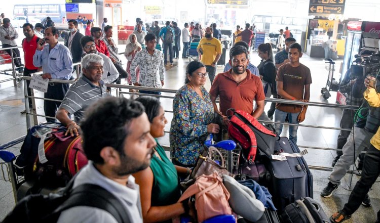 Delhi Airport Power Outage | दिल्ली एयरपोर्ट की हुई बिजली गुल, बोर्डिंग और चेक-इन की सुविधा प्रभावित, भीषण गर्मी में परेशान दिखे यात्री