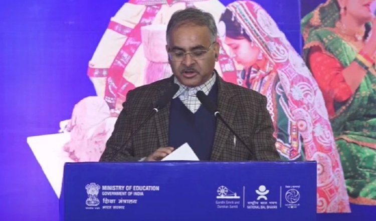 पाठ्यपुस्तकों में  भारत  और  इंडिया  का परस्पर प्रयोग, इस पर बहस बेकार : NCERT Chief