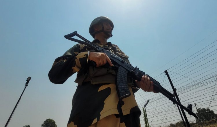 Pakistani Arrested at Border |  गुजरात के रास्ते भारत में घुसने की कोशिश कर रहे पाकिस्तानी, सीमा सुरक्षा बल ने हिरासत में लिया