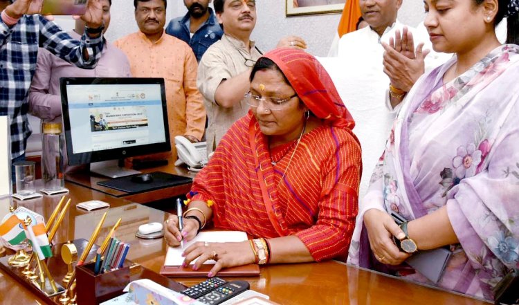 12th Pass केंद्रीय मंत्री Savitri Thakur हिंदी में नहीं लिख पायी 'बेटी बचाओ, बेटी पढ़ाओ' का नारा, गलत स्पेलिंग लिखी, वीडियो हुआ वायरल