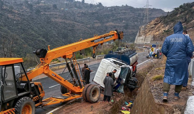 Chhattisgarh में मिनी माल वाहन के खाई में गिरने से 2 सीएएफ कर्मियों की मौत हो गई