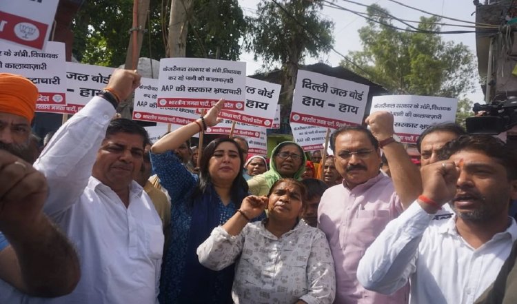 दिल्ली प्यासी मर रही है क्योंकि आम आदमी पार्टी की सरकार अपने प्रचार और प्रसार में व्यस्त हैं - बाँसुरी स्वराज
