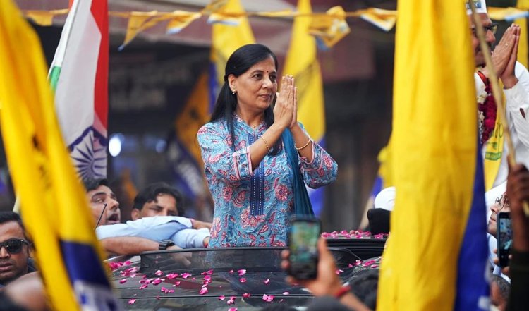 'वे ऐसे व्यवहार कर रहे हैं जैसे केजरीवाल कोई आतंकवादी हो', पत्नी सुनीता का ED पर आरोप