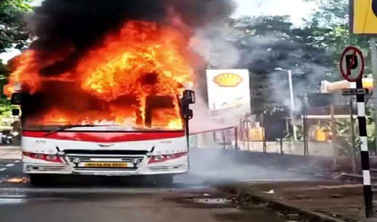 Jharkhand : बिजली के तार की चपेट में आने से बस में लगी आग, दो लोग लोग घायल
