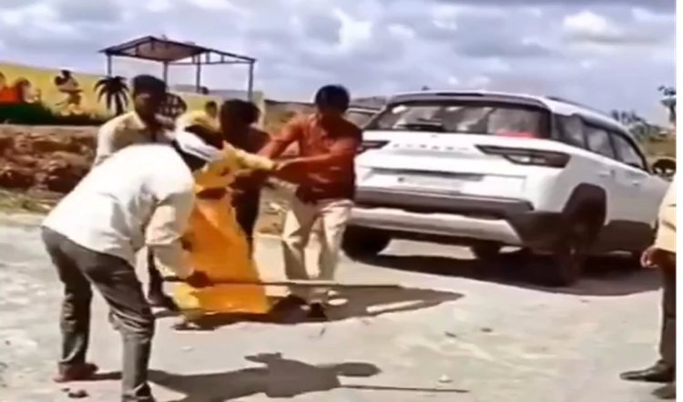 Video | मध्य प्रदेश के धार जिले में एक महिला को लोगों ने लाठी से पीटी, बचाने की बजाए तमाशबीनों ने बनाया वीडियो