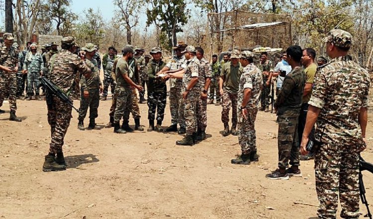 Sukma IED Blast । नक्सलियों ने घात लगाकर किया ब्लास्ट, दो कोबरा जवान शहीद
