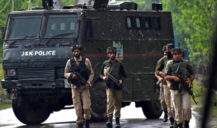 Foreign terrorists active in Kashmir | जम्मू-कश्मीर में 35-40 विदेशी आतंकवादी हुए सक्रिय, सुरक्षा व्यवस्था कड़ी की गई