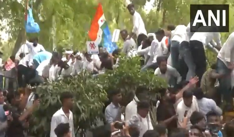 NEET UG और UGC-NET विवाद : कांग्रेस की छात्र शाखा NSUI का जंतर मंतर पर विरोध प्रदर्शन
