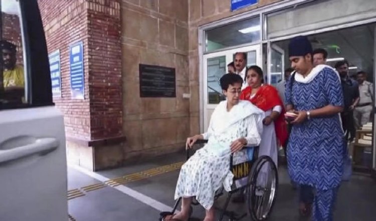 व्हीलचेयर पर बैठ बाहर निकलीं आतिशी, अनिश्चितकालीन भूख हड़ताल के दौरान बिगड़ी थी तबीयत