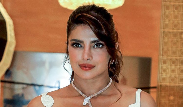 Bollywood Wrap Up | Priyanka Chopra ने लहसुन से रगड़े पैर, संसद में साथ दिखे Kangana Ranaut-Chirag Paswan