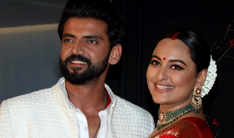 नवविवाहित Sonakshi Sinha और Zaheer Iqbal परिवार के साथ डिनर डेट पर मुस्कुराते हुए निकले | WATCH VIDEO