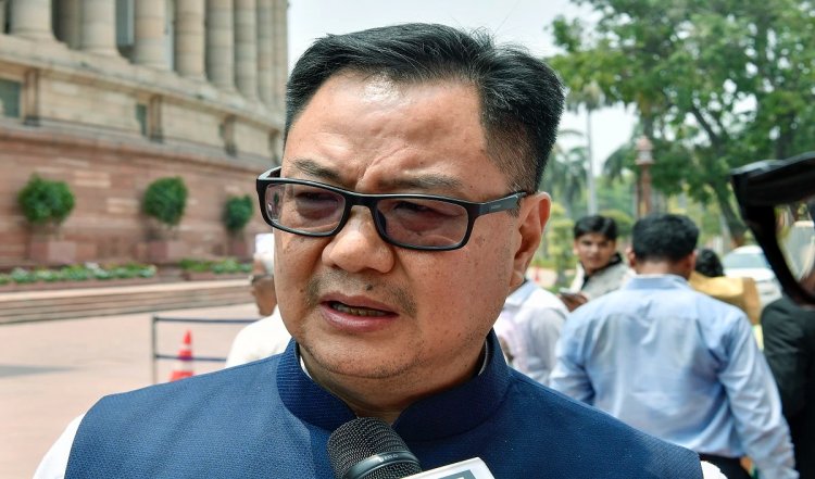 लोकसभा में कार्यवाही बाधित करने के लिए किरेन रीजीजू ने कांग्रेस को आड़े हाथ लिया