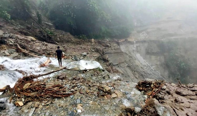 अरुणाचल प्रदेश के कई जिलों में भूस्खलन के कारण सड़क संपर्क टूटा