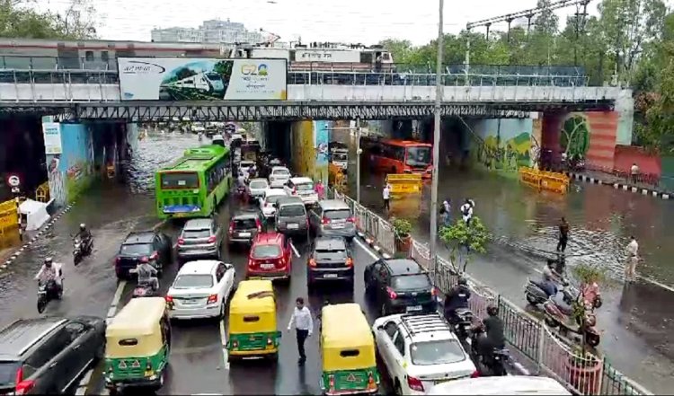 मानसून के पहले ही दिन घुटनों पर आई दिल्ली, पांच लोगों की मौत