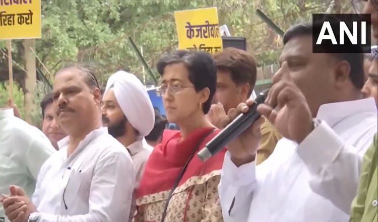 AAP ने अरविंद केजरीवाल की गिरफ्तारी का किया विरोध, भूख हड़ताल के कुछ दिनों बाद आतिशी भी हुई शामिल