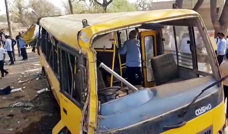 Uttar Pradesh: बस और आटो की टक्कर में चार की मौत, दो घायल
