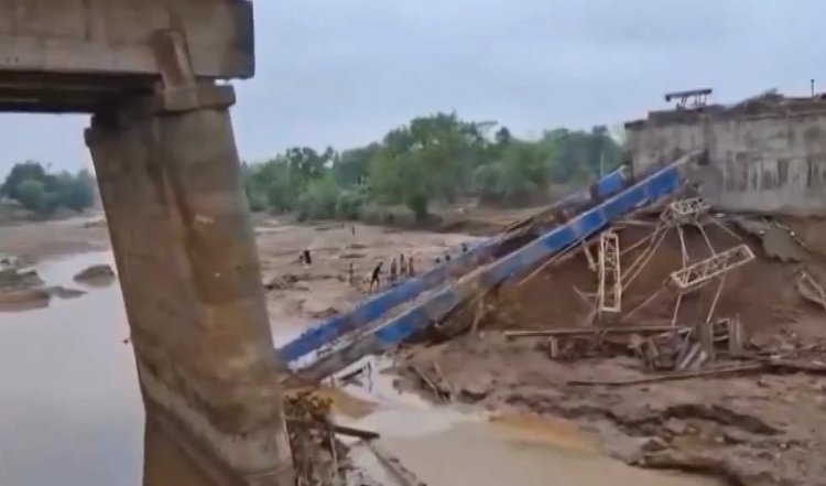 Bihar के बाद झारखंड में जमींदोज हुआ निर्माणाधीन पुल, भारी बारिश के कारण हुआ हादसा