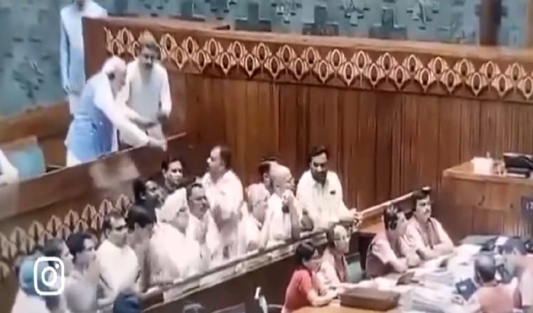 भरी संसद में ये क्या करने लगे मोदी, किसी ने चुपके से वीडियो बना लिया