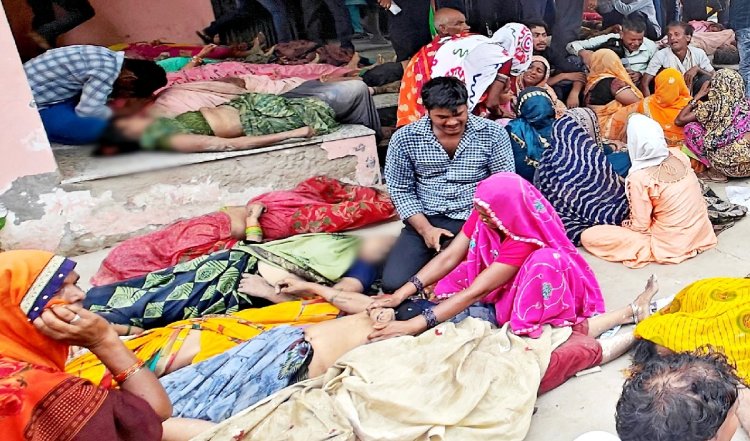 Hathras stampede: आयोजकों के खिलाफ एफआईआर दर्ज, भोले बाबा का नहीं नाम