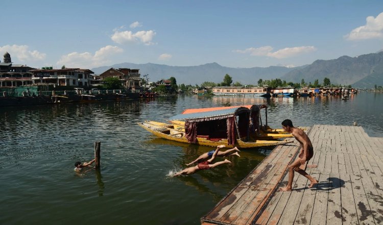 Kashmir में भीषण गर्मी, 35.6 डिग्री सेल्सियस हुआ तापमान, Kolkata से भी अधिक गर्म हुआ घाटी का शहर