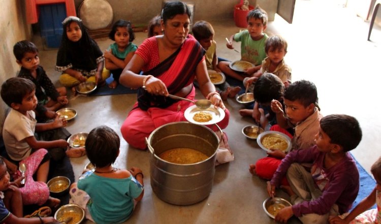 Maharashtra: आंगनवाड़ी के मिड-डे मील के पैकेट में मिसा मरा हुआ सांप, जांच में जुटे अधिकारी