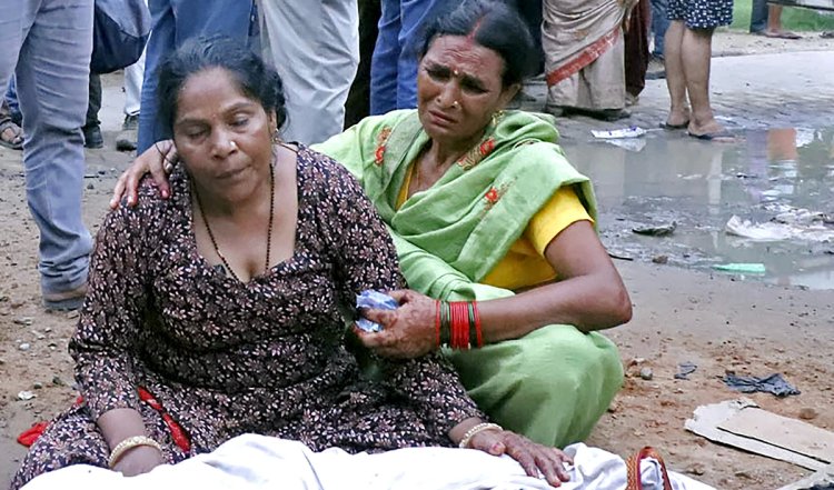 हाथरस हादसे में UP Police का पहला बड़ा एक्शन, आयोजन समिति से जुड़े 6 लोग गिरफ्तार, मुख्य आरोपी पर एक लाख का इनाम