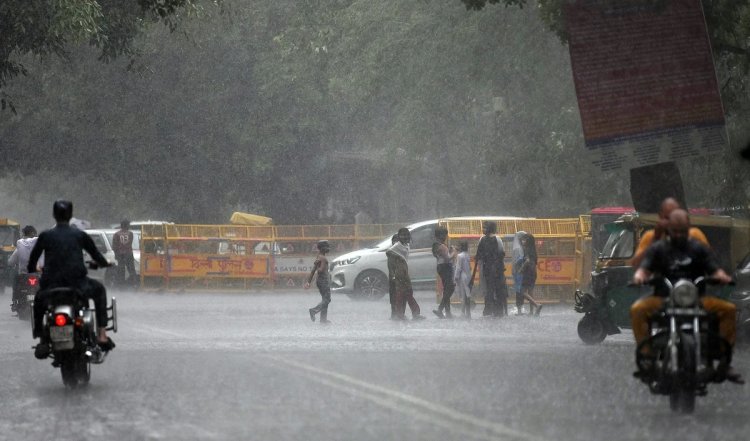 Delhi में रुक-रुक कर बारिश, 31.7 डिग्री सेल्सियस रहा अधिकतम तापमान