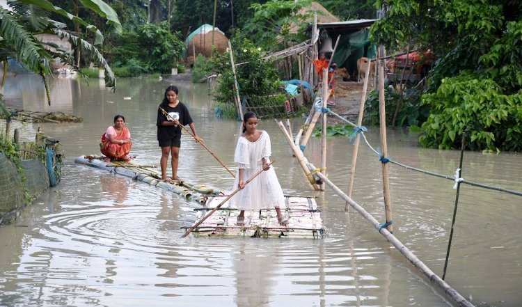 Assam के राज्यपाल ने मोरीगांव में बाढ़ की स्थिति की समीक्षा की