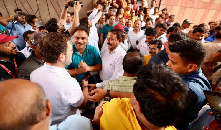 राहुल गांधी अचानक पहुंचे नई दिल्ली रेलवे स्टेशन, लोको पायलटों से की मुलाकात, जानिए क्या हुई बात