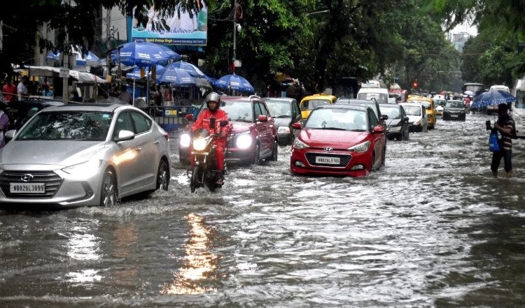 Mumbai Rain| शहर में जलभराव, ट्रेनें रद्द, स्कूल बंद