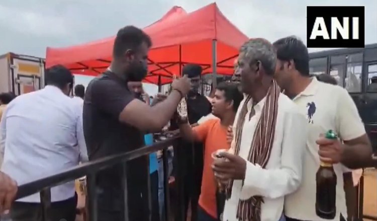 Karnataka: BJP नेता की जीत के जश्न में शराब की बहार! लोगों को दी गई बोतलें, डीके शिवकुमार बोले- यह भाजपा की संस्कृति