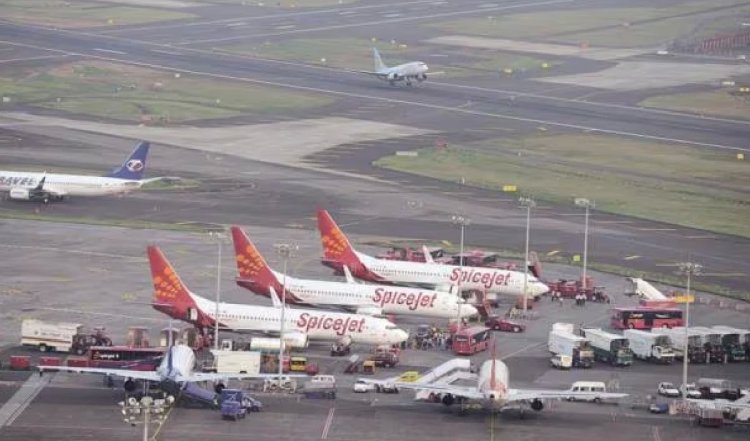 Mumbai Airport पर भारी बारिश, कम दृश्यता के कारण 50 उड़ानें रद्द