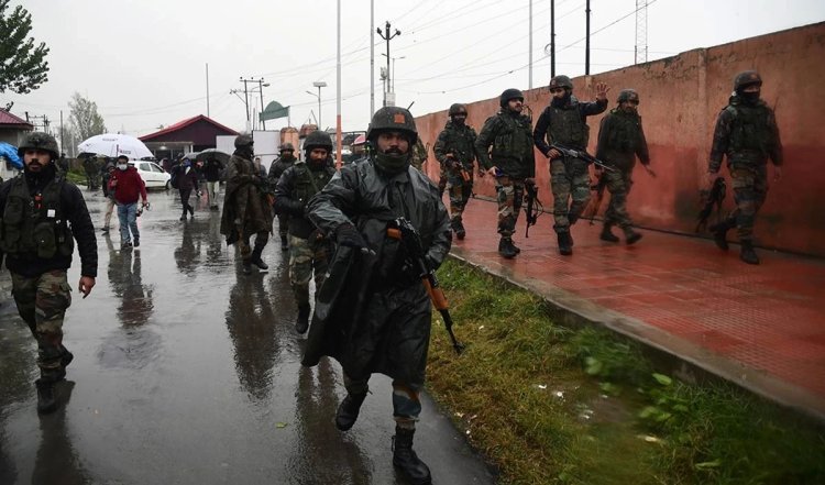जम्मू-कश्मीर के पुंछ में सैनिकों ने पाकिस्तानी ड्रोन पर गोलियां चलाईं