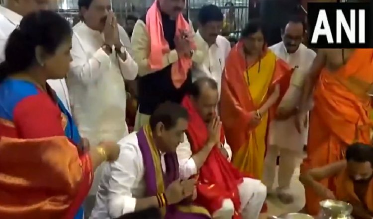 Maharashtra : उपमुख्यमंत्री अजित पवार ने पार्टी नेताओं के साथ सिद्धिविनायक मंदिर के दर्शन किए