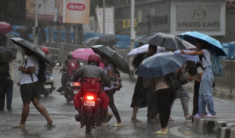 Mumbai Rain Effect | मुंबई में ट्रेन और विमान सेवाएं प्रभावित, बारिश के अलर्ट के बीच स्कूल-कॉलेज बंद
