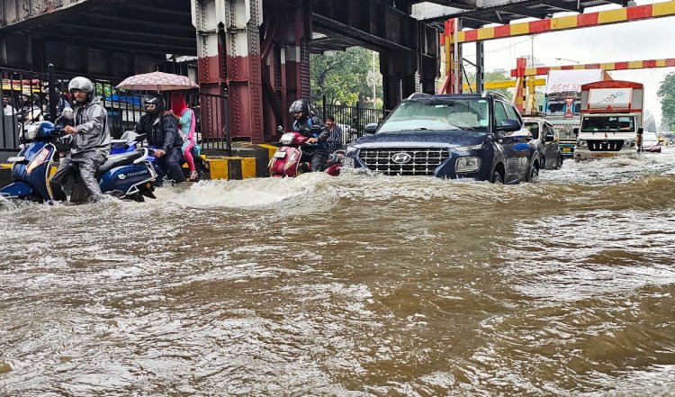 All India Weather Update: गोवा-मुंबई में रेड अलर्ट; दिल्ली और 10 अन्य राज्यों में भारी बारिश की संभावना, पहाड़ी इलाकों में भरभराकर गिर रहे पहाड़
