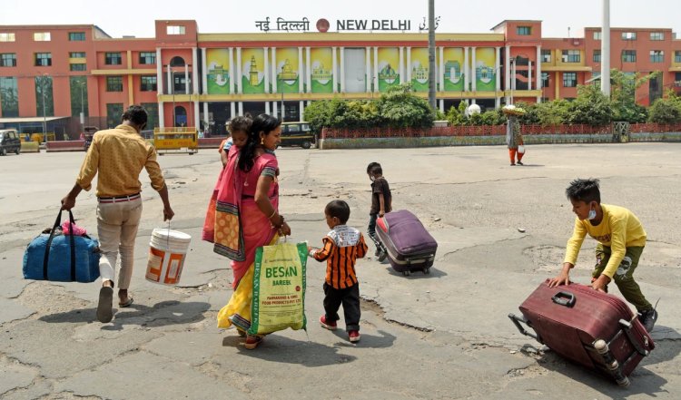 Indian Railways: दिवाली-छठ पर ट्रेनों में सीटें फुल, टिकटों की बुकिंग में आम लोग हो रहे फेल, एजेंट कामयाब!