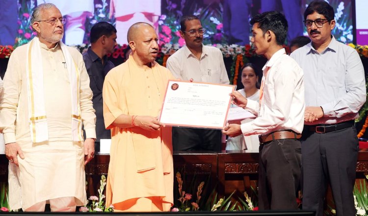 CM Yogi ने 7720 लेखपालों को बांटे नियुक्ति पत्र, अखिलेश-शिवपाल पर साधा निशाना, बोले- पहले चाचा-भतीजा वसूली करते थे