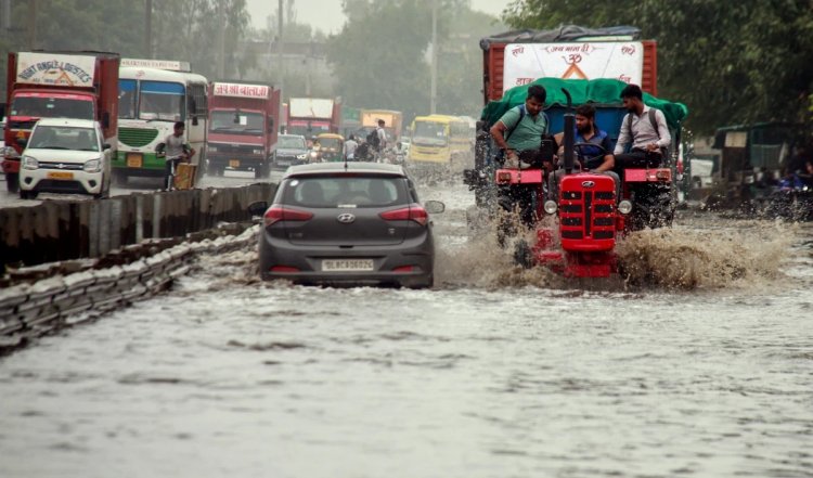 Delhi: जलभराव के कारण आजाद मार्केट में यातायात निषिद्ध