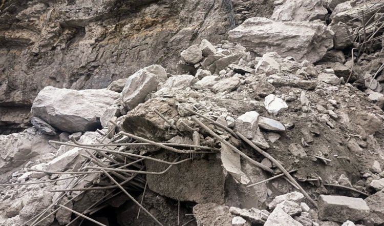 Uttarakhand Landslide : भारी भूस्खलन के बाद भनेरपानी के पास बद्रीनाथ राष्ट्रीय राजमार्ग यातायात के लिए खोला गया | वीडियो