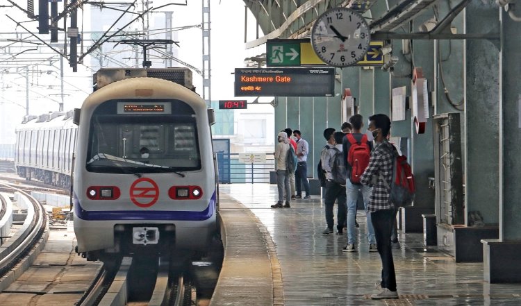 दिल्ली मेट्रो की रेड लाइन में यात्री के पटरी पर आ जाने के कारण सेवा में कुछ देर विलंब हुआ