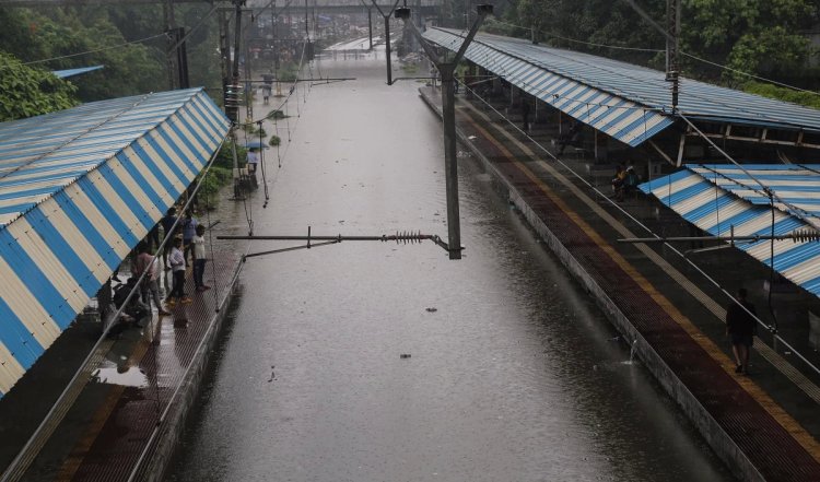 मुंबई में भारी बारिश, सड़कों पर पानी भरा, IMD ने वीकेंड के लिए जारी किया ‘ऑरेंज’ अलर्ट
