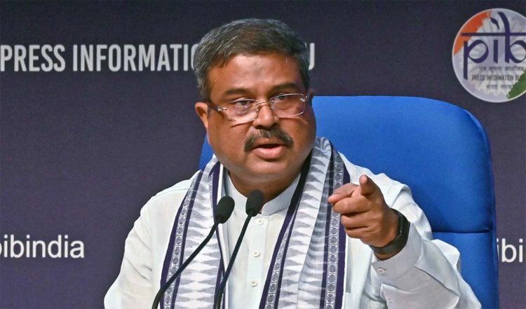 Prabhasakshi NewsRoom: मनुस्मृति पढ़ाने के प्रस्ताव को DU ने किया खारिज, प्रधान बोले संविधान ही सर्वोपरि रहेगा, मायावती ने किया स्वागत