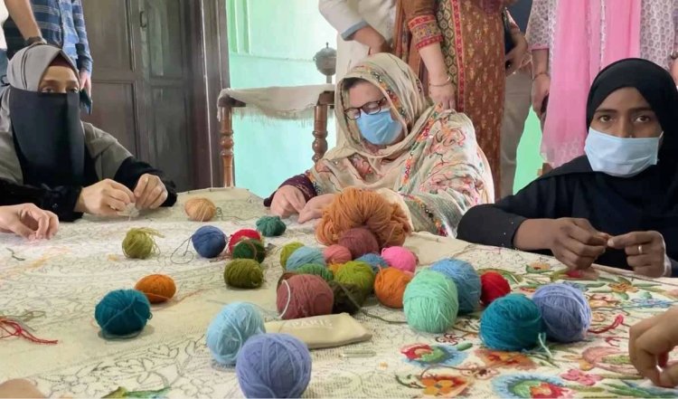 Kashmir की पुरानी कलाओं में शुमार Art of Tapestry को विलुप्त होने से बचाने को आगे आया Help Foundation