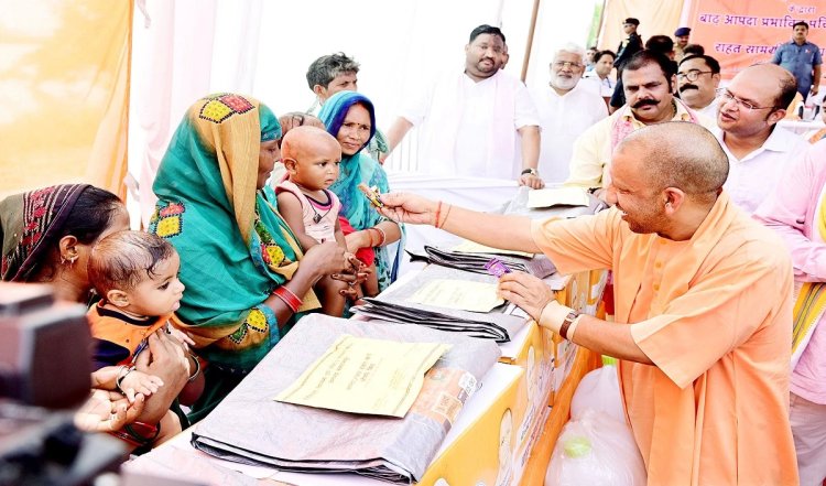 मुख्यमंत्री योगी आदित्यनाथ ने शुक्रवार को अपने सरकारी आवास पर किया 'जनता दर्शन'
