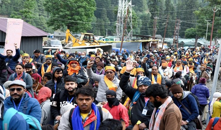 Jammu से 4,600 तीर्थयात्रियों का जत्था अमरनाथ गुफा मंदिर के लिए हुआ रवाना