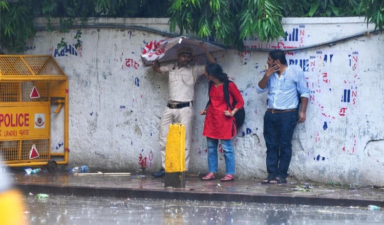 Delhi weather: राष्ट्रीय राजधानी दिल्ली में हुई झमाझम बारिश, नोएडा में छाया घना अंधेरा