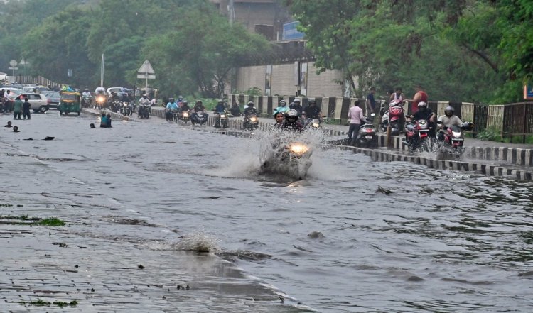 Mumbai rain: शहर में पानी भरा, मौसम विभाग ने High Tide की चेतावनी, ऑरेंज अलर्ट भी जारी