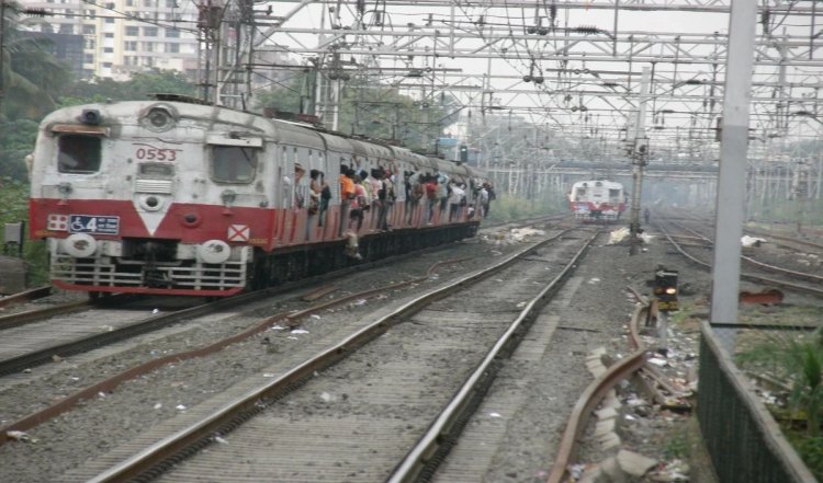 Rajasthan: ट्रेन आती देख पति-पत्नी ने रेलवे पुल से छलांग लगा दी, दोनों घायल
